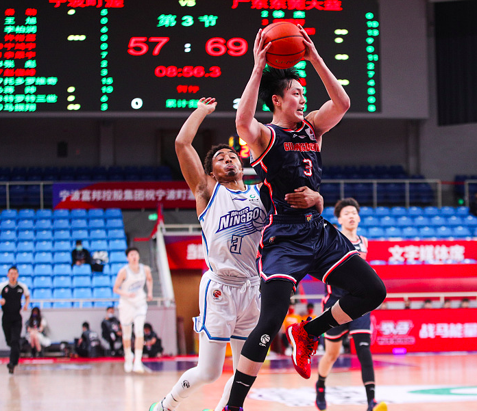 包含赛地聚焦：CBA季后赛赛后热度飙升；圣安东尼奥马刺迎来里程碑；球迷炸锅；医务组通报恢复的词条爱游戏